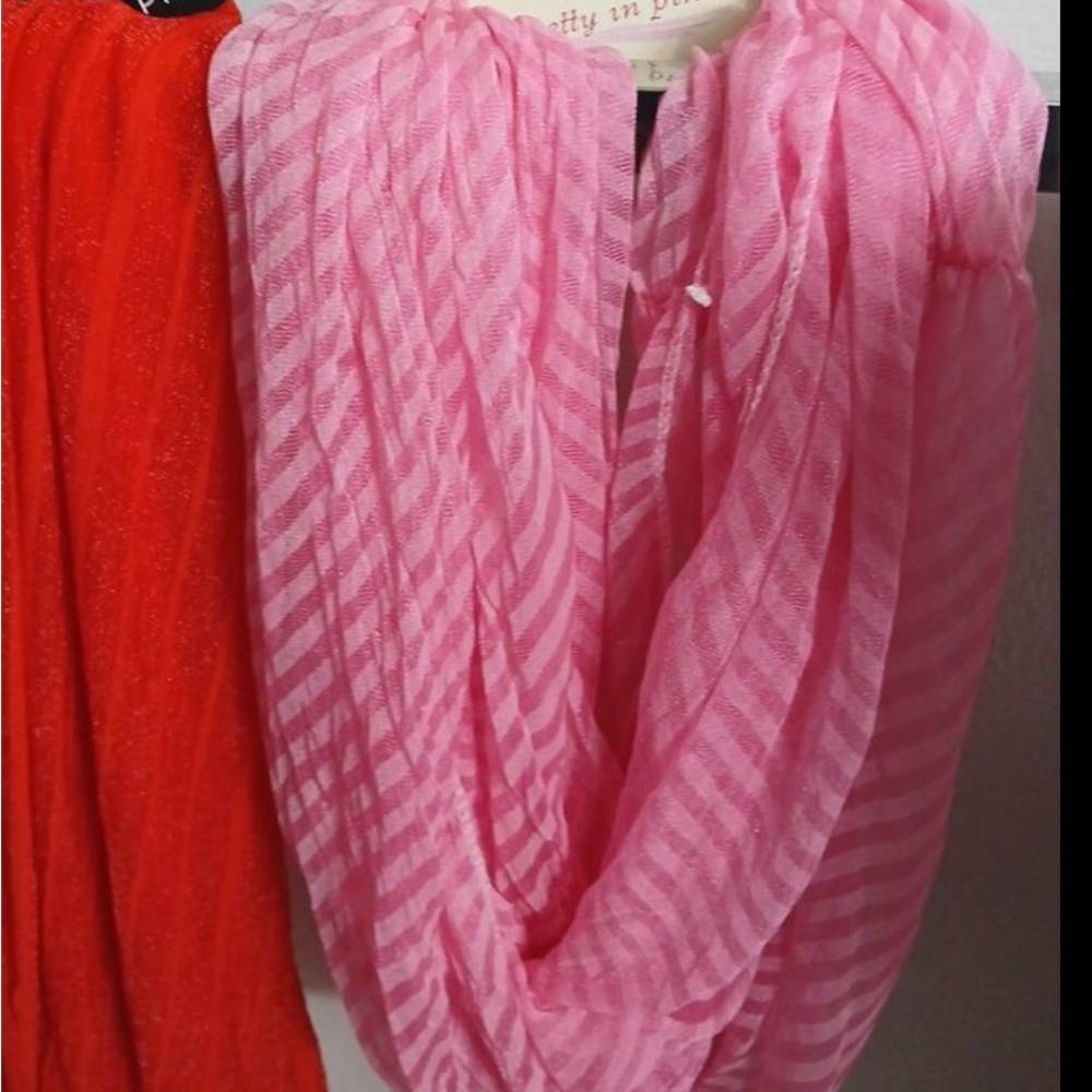 5 for $20🫟🛍️🔵 Vintage Women’s Pink Lavello Scarf.